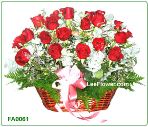 ( FA0061 )  Red Roses Arrangement in a Basket.