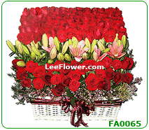 ( FA0065 )  Roses with Starger Arrangement in a Basket