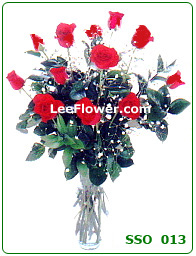( SSO 013 )  Love Is Love ... ( 12 Stalks of Red Roses Arrange in Glass Vase ) Flower Delivery Service to Singapore.