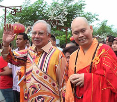 Venerable Ming Ji and Y.B. Dato Seri Najib Tun Razak on Wesak Day 2009