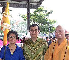 Venerable Ming Ji ( Right ) Y.B. Datuk Seri Ong Tee Keat ( Center ) Ms. Kathy Ong AIFD ( Left ) Wesak Day 2008