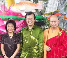 Venerable Ming Ji ( Right ) Y.B. Datuk Seri Ong Tee Keat ( Center ) Ms. Kathy Ong AIFD ( Left ) Wesak Day 2009
